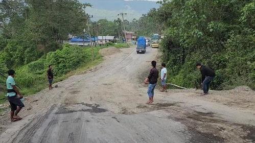 消防员救援围着吃瓜群众,围观群众见证英勇无畏