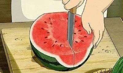 吃瓜群众喝啤酒,吃瓜群众畅饮啤酒，共享欢乐时光