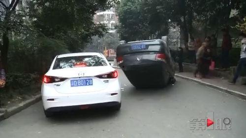 总有吃瓜群众乱指挥过车,一场意外引发的交通风波